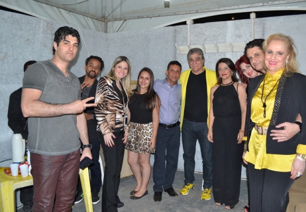 O prefeito Mazinho, ao centro, com sua família e os integrantes da banda Voz da Verdade
