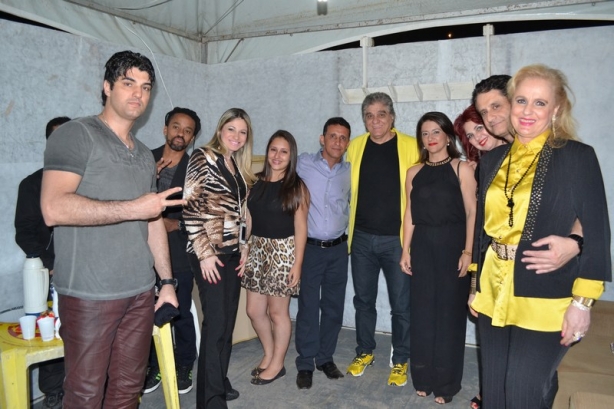 O prefeito Mazinho, ao centro, com sua fam&iacute;lia e os integrantes da banda Voz da Verdade