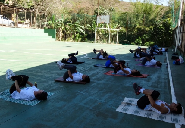 A prática de exercícios físicos pelo Grupo Saúde em Ação mobiliza diversos moradores