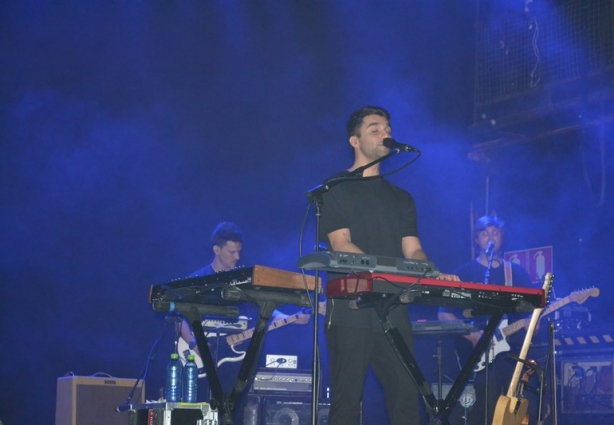 Silva fez um show pop quase intimista nesta noite de sábado, em Cataguases
