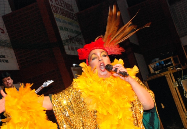 A cantora cataguasense, Maria Alcina, durante show no clube do Remo, sua última apresentação em Cataguases