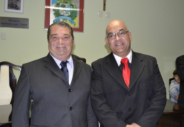 O vice-prefeito José Antônio Alves (à esquerda) e o prefeito de São Sebastião, Claudiomir Vieira