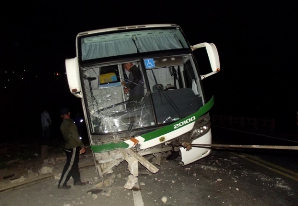 O ônibus ficou com a traseira pendurada sobre o viaduto