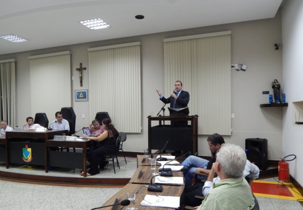 O representante do escritório de advocacia prestou esclarecimento aos vereadores em recente sessão