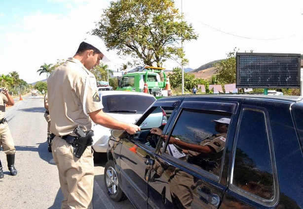 Durante a blitz, motoristas recebiam panfletos com orientações educativas