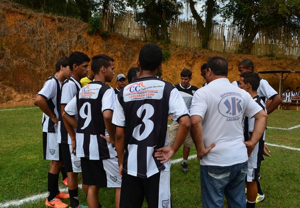 Treinador Iran Guedes e diretor Sacolé  pediram mais união  na corrente e em campo  o time correspondeu