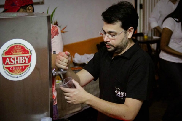 Thiago Lacerda serve um chope durante a inaugura&ccedil;&atilde;o da distribuidora em Cataguases