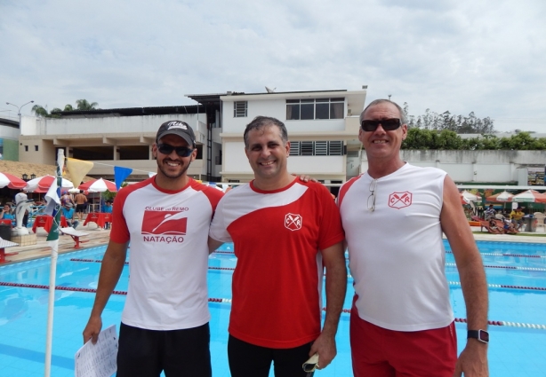 Os professores Leonardo Marinato e Josias Toledo, com o presidente do Remo, Carlos Alberto Barbosa, o Betão