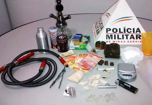 A Polícia Militar mostrou o resultado da operação na residência de um suspeito de tráfico 