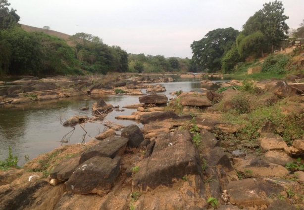 Rio Pomba, um dos principais mananciais de água da região, mesmo com pouca água, ainda abastece a região