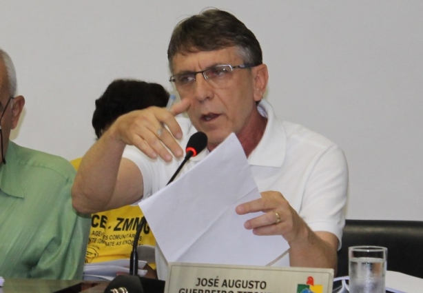 O vereador José Augusto Titoneli lê a Ata da Audiência na Vara do Trabalho