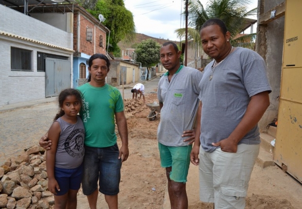 Gilson, de camisa verde, com os vizinhos em frente à obra na rua onde mora