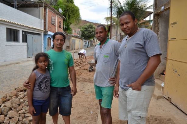 Gilson, de camisa verde, com os vizinhos em frente &agrave; obra na rua onde mora