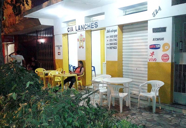 A calçada ficou quase toda tomada pelos galhos cortados e não recolhidos