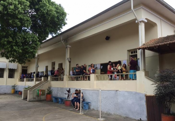 EScola Estadual Guido Marliére é uma das principais zonas de votação em Cataguases