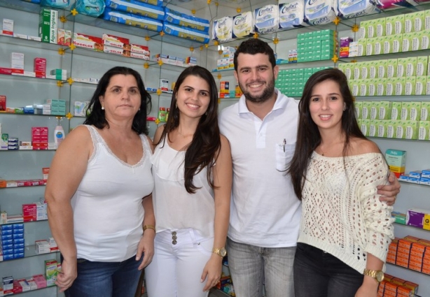 A equipe da Drogaria da Taquara Preta:atendimento com eficiência e produtos com preços convidativos