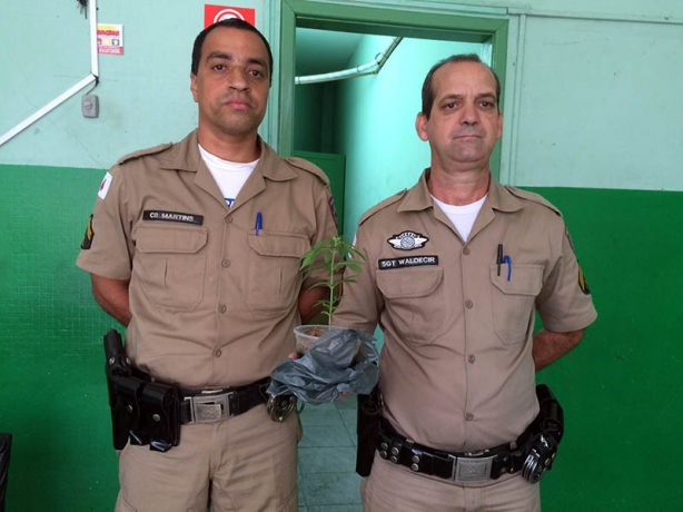 Cabo Martins e Sargento Waldecir mostram o vaso com a cannabis sativa