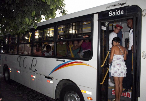 Ônibus cheios seriam uma constante em algumas linhas, reclamam usuários