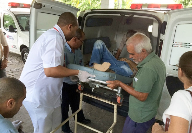 Uma das vítimas chega ao Hospital trazido em uma ambulância da Prefeitura de Dona Euzébia