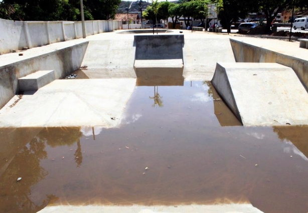 Pista de skate ficou alagada porque a obra não está concluída, revelou responsável pelo serviço