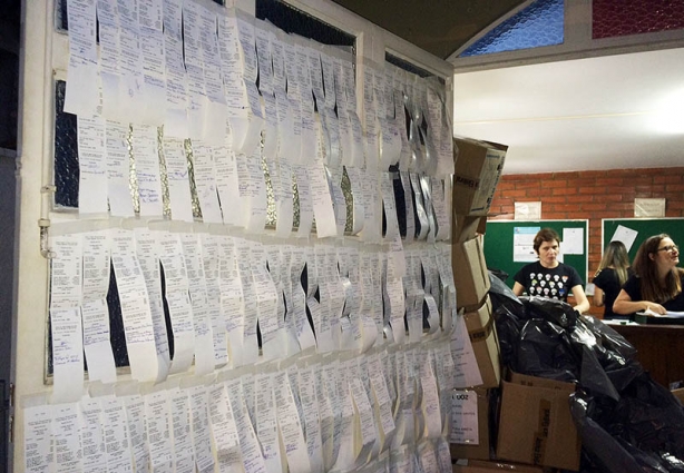 Boletins com os resultados das urnas eletrônicas foram afixadas na porta do Cartório Eleitoral