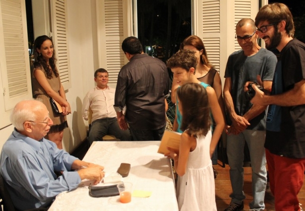 Joaquim Branco autografou seu livro ao público presente