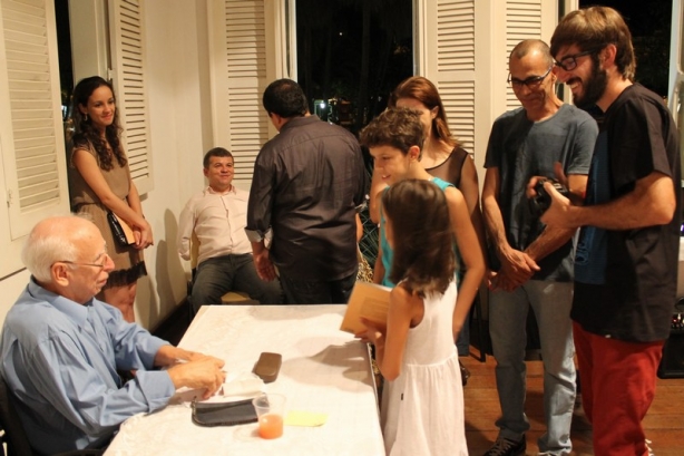 Joaquim Branco autografou seu livro ao p&uacute;blico presente