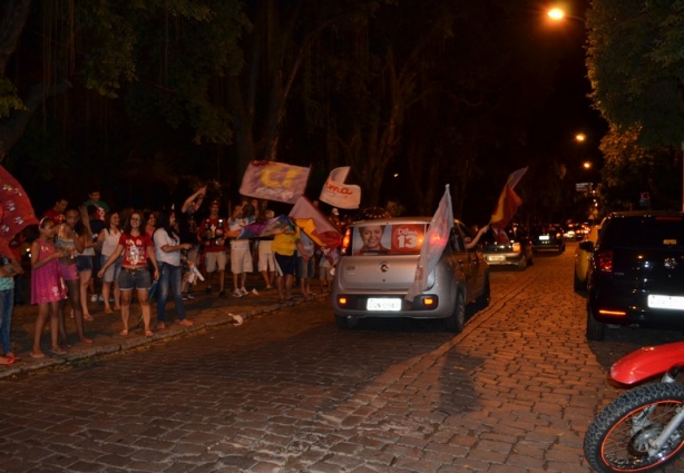 Os partidários da candidata vencedora comemoram na Avenida Astolfo Dutra a vitória 