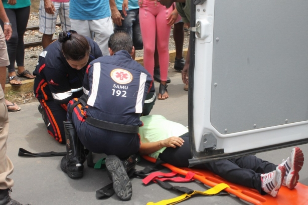 a equipe do SAMU levou as duas pessoas envolvidas no acidente para o Hospital de Cataguases