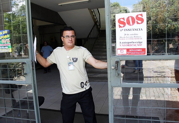 Momento em que as portas do Fórum são fechadas por causa da manifestação que só terminou no meio da tarde