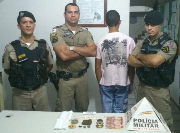 O rapaz disse aos policiais que vende drogas desde os 16 anos de idade