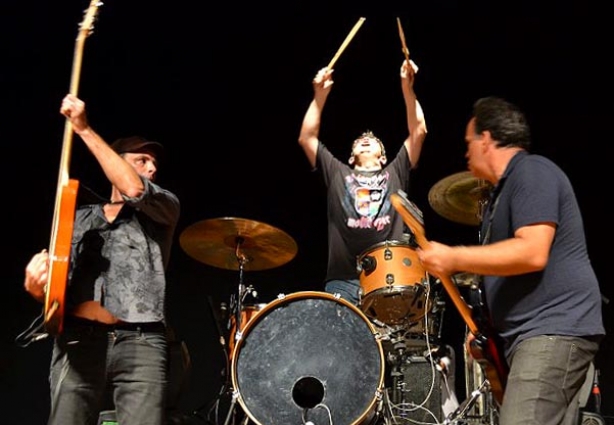 O Trio fez uma apresentação que não resistiu e cantou e dançou os sucessos do rock nacional