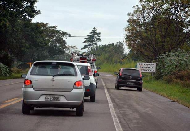 Fazer ultrapassagens pelo acostamento é uma das infrações mais caras da nova lei