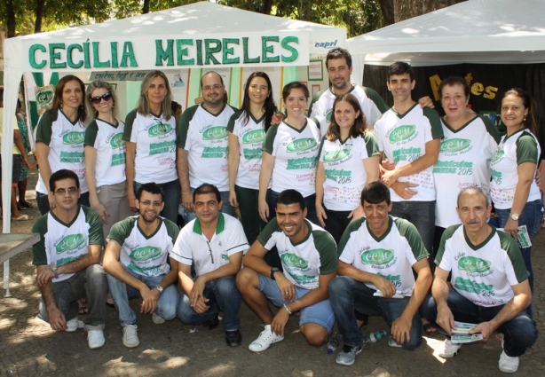Equipe de profissionais do Colégio Cecília Meireles durante a Feira Cultural