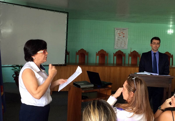 Com o promotor Rodrigo Barros ao funco, Maria Inês relata as dificuldades enfrentadas pelo hospital