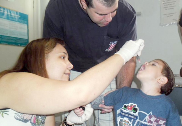Crianças em idade de receber a vacina devem comparecer aos postos de vacinação neste sábado