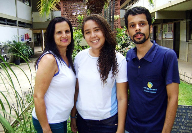 Ao centro, Núbia Rosa, aluna classificada para a semifinal da Olimpíada de Língua Portuguesa