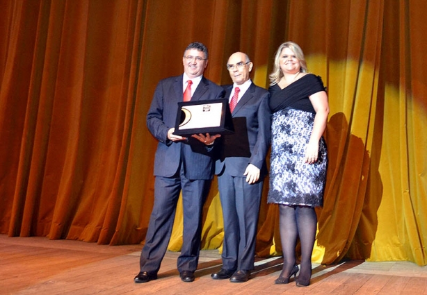 Representantes da Fundação Cristiano Varella recebem o prêmio e o troféu
