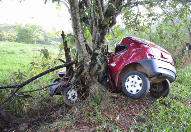 O Celta fficou destruído com o impacto na árvore o que provocou a morte de seus dois ocupantes