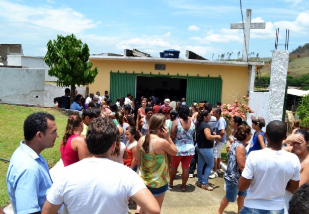 Uma multidão esteve no cemitério de Itamarati de Minas para acompanhar o sepultamento das duas crianças
