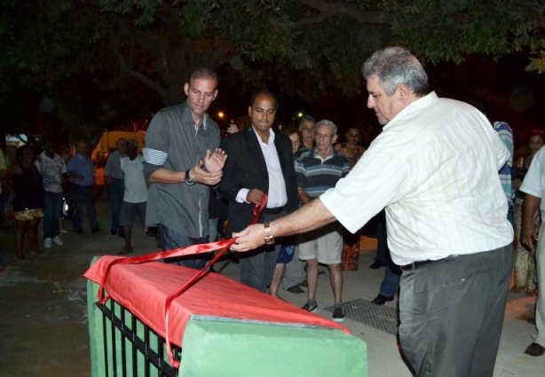 Prefeito, secretário municipal de esportes e o representante do deputado Eros Biondini descerram a placa de inauguração