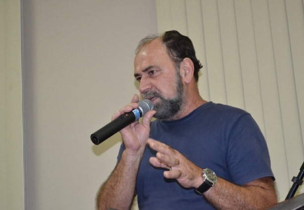 O radialista Gomes durante seu pronunciamento na Tribuna da Câmara