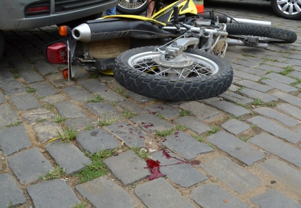 A motocicleta com manchas de sangue de seu condutor que foi socorrido pelo SAMU