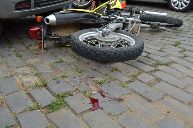 A motocicleta com manchas de sangue de seu condutor que foi socorrido pelo SAMU
