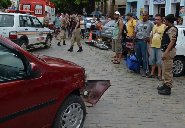 O fiat Palio teve apenas o parachoque destruído