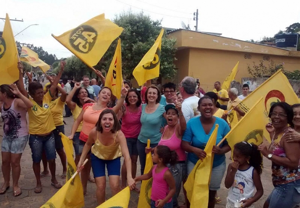 Jucélia comemora com o povo o retorno à prefeitura de Santana de Cataguases