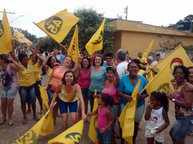 Juc&eacute;lia comemora com o povo o retorno &agrave; prefeitura de Santana de Cataguases