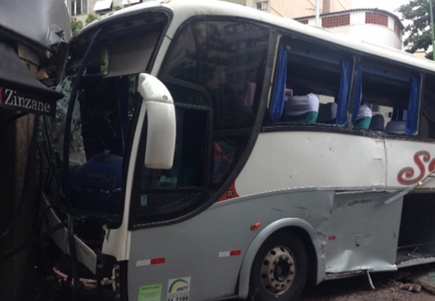 O ônibus da Sereno Tur sofreu pequenas avarias com o acidente