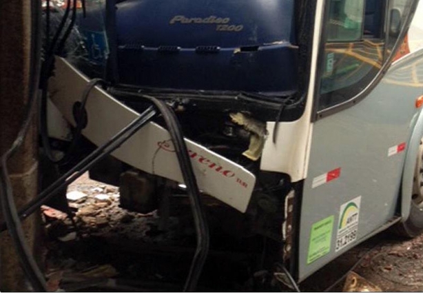 Parte da frente do ônibus da Sereno Tur foi a mais danificada