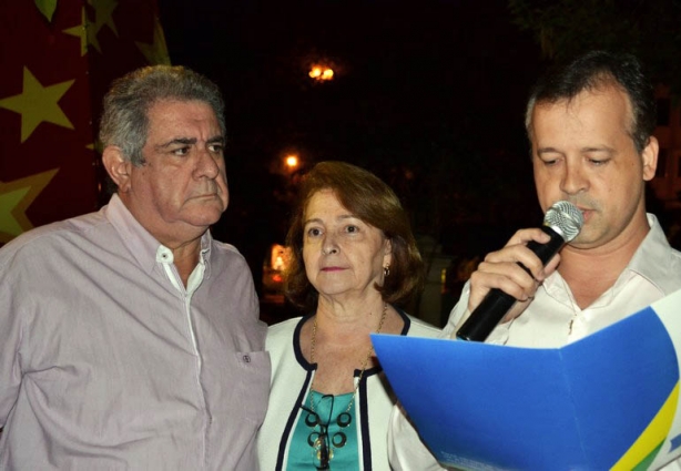 Humberto Lanzieri discursa sob os olhares atentos do prefeito Cesinha e de sua mulher, Maria Lúcia